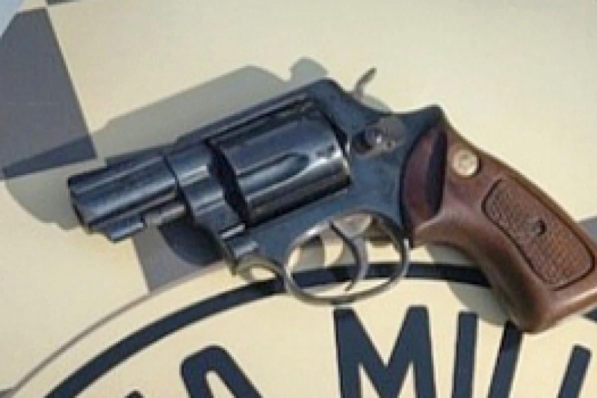 A arma calibre 38 usada no crime, foi apreendida pela polícia. 