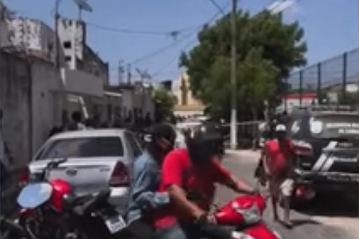 O tiroteio teria começado na hora do intervalo.