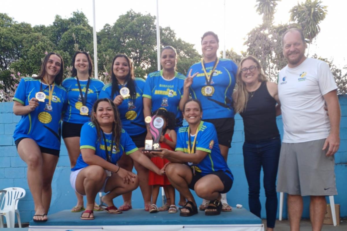 Time feminino que representou Birigui no pódio após a final dos jogos 