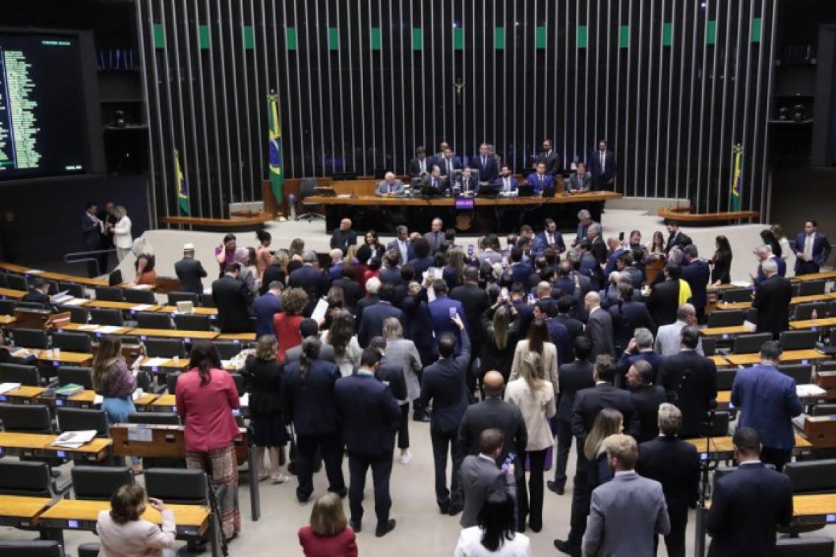 O projeto seguiu para análise dos senadores e, caso seja aprovado, será promulgado. 
