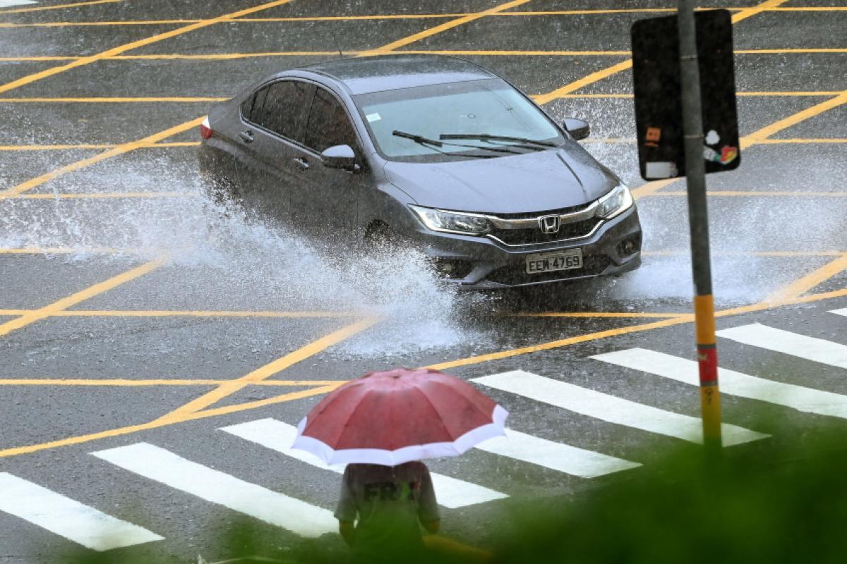 Precipitação intensa alagou vias importantes, afetou unidades de saúde e causou queda de árvore nesta segunda-feira.