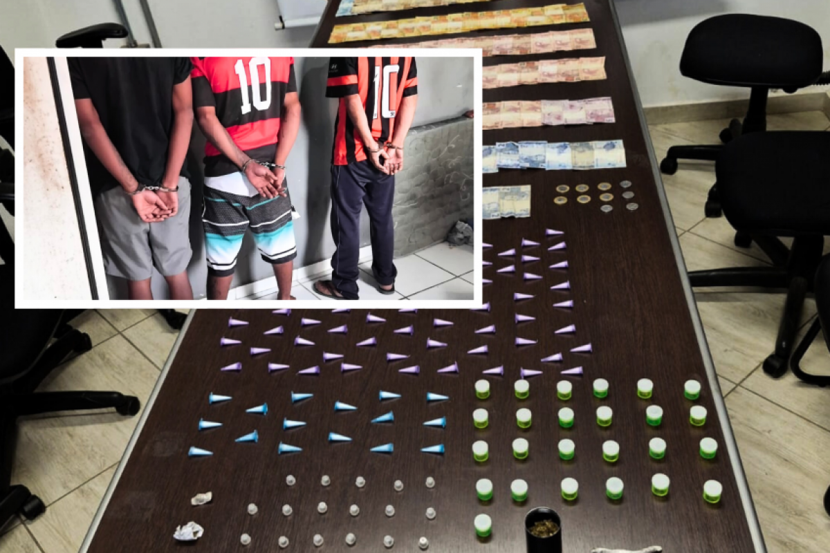 As drogas e os indivíduos foram apresentados na delegacia. 