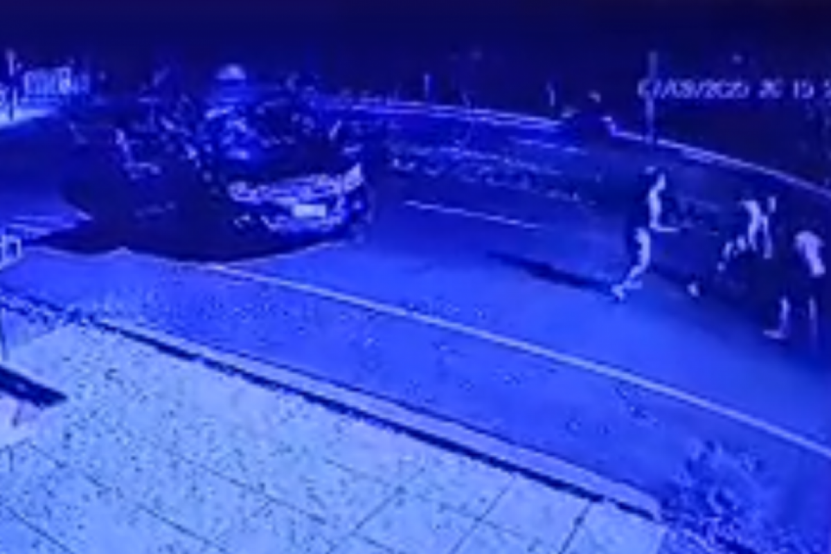 Momento da briga na porta da residência da família