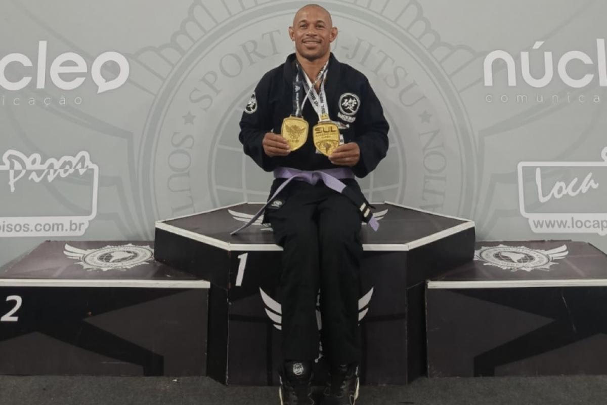 Atleta Maikon Stênio Ramos Fernandes, de 32 anos, com suas medalhas de ouro conquistadas