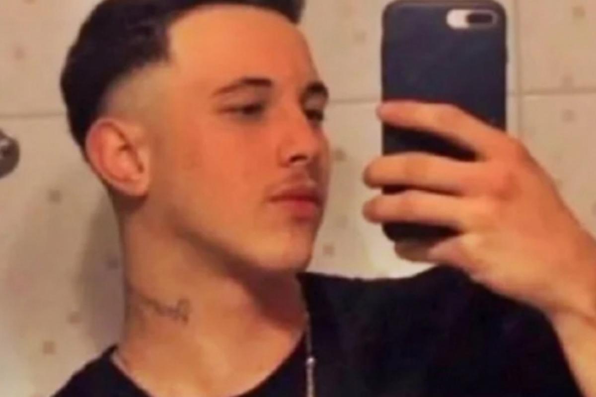 O mecânico de 19 anos realizava o conserto de um carro quando foi atingido pelo elevador. 