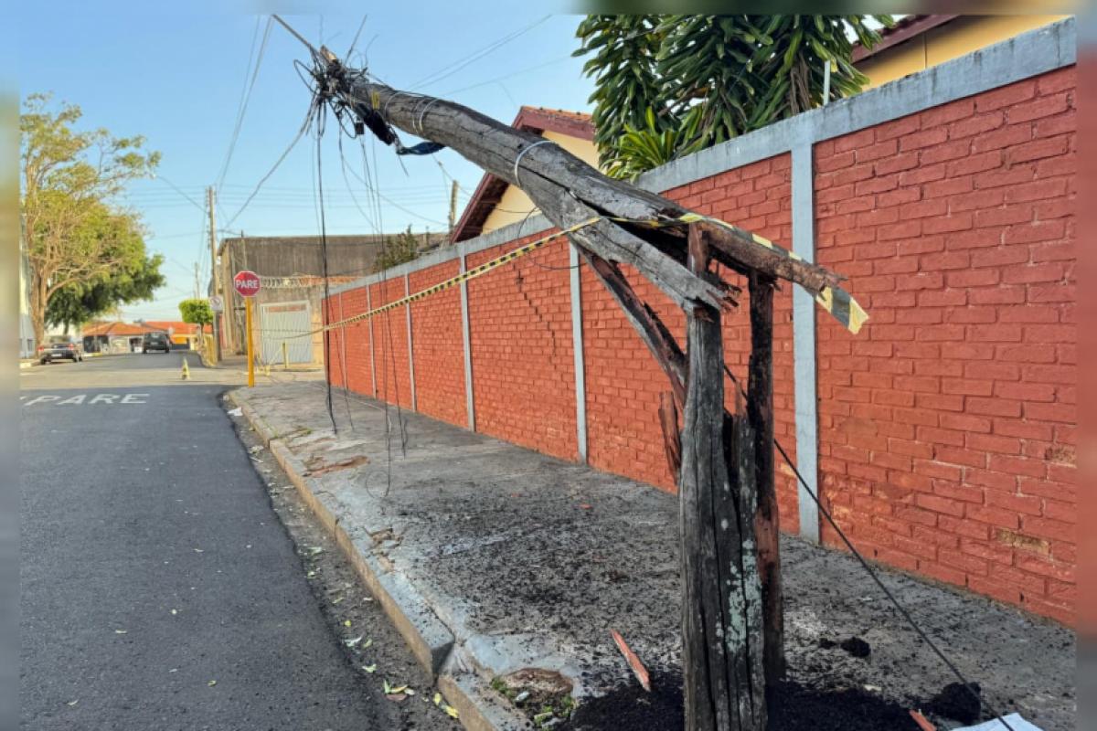 Poste oco quebrou ao meio ao lado de casa de repouso