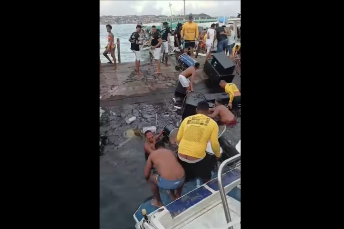 Banda se apresentava em festa improvisada, quando embarcação afundou. 