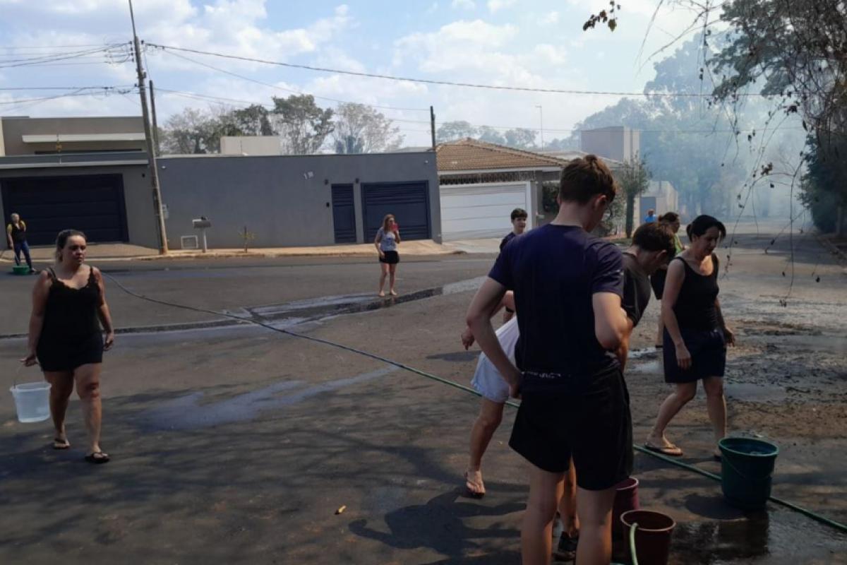 Moradores das imediações ajudam como podem a combater o fogo