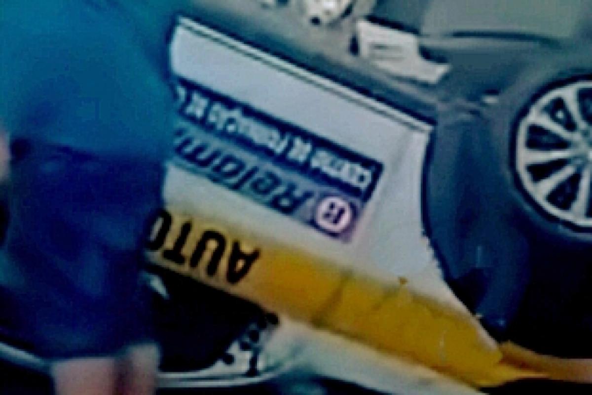 Após sofrer o impacto lateral de outro veículo, o carro de autoescola capotou na via. 