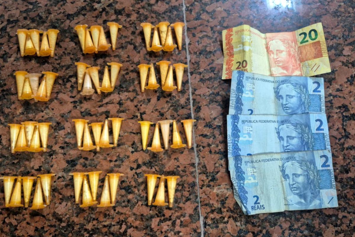 O homem foi preso e as drogas apreendidas.