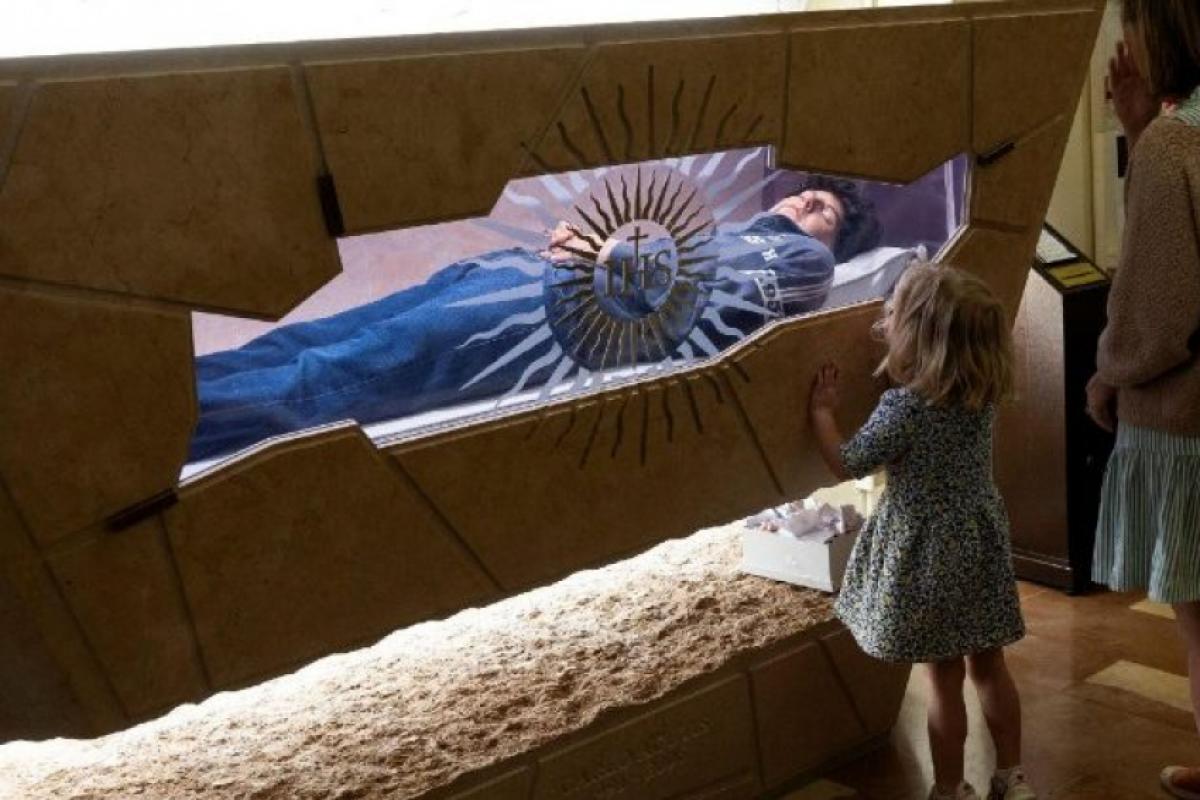 Corpo de Carlo Acutis exposto no Santuário do Despojamento atrai fiéis de todo o mundo 
