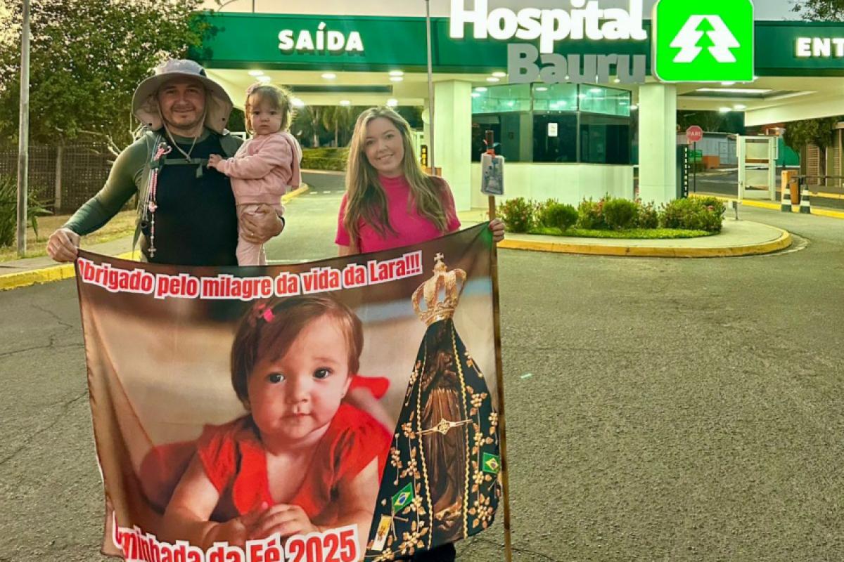 Teodoro Rodrigo Sola se despede da esposa, Fernanda de Araújo, e da filha, Lara Maria de Araújo Sola, antes da caminhada