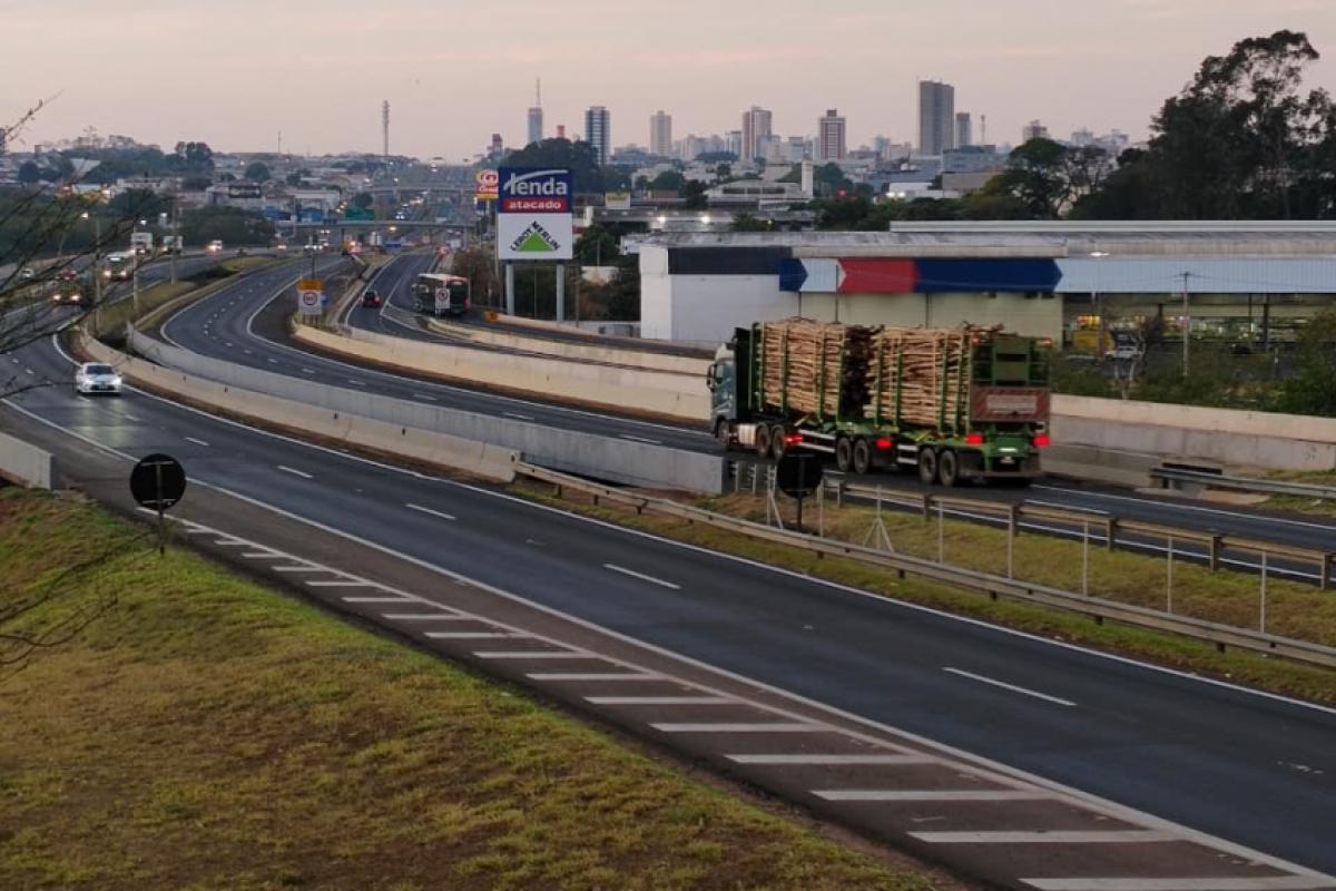 Trecho da rodovia Marechal Rondon (SP-300) sobre a Nuno de Assis, em Bauru