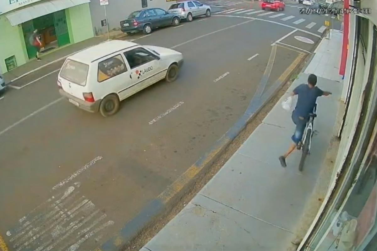 Criminoso durante o furto da bicicleta na Vila Santos Dumont, em Franca