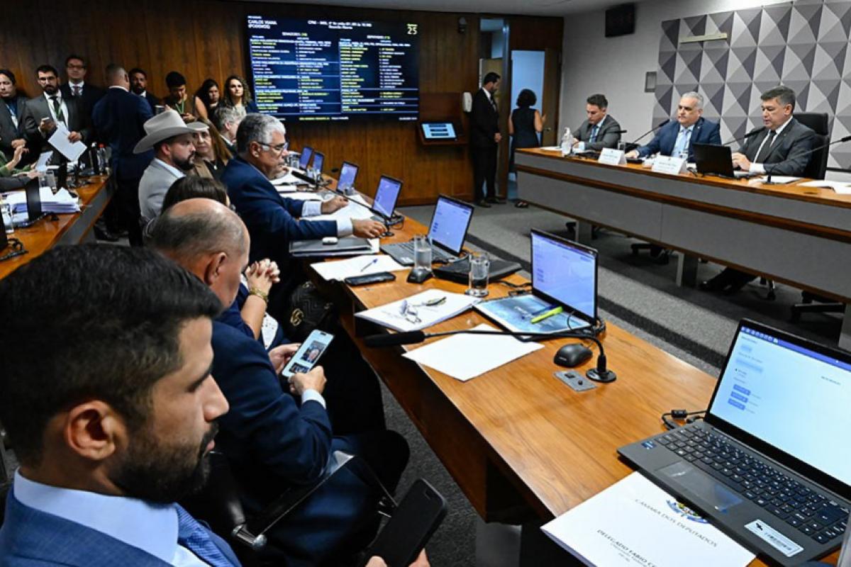 O presidente da comissão disse que todos os listados já constam nas investigações da Polícia Federal.