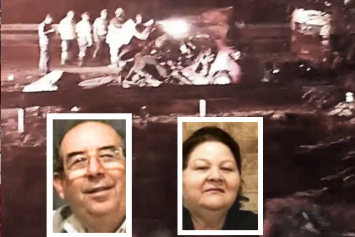 Após a grave colisão, os carros ficaram retorcidos na estrada, com as vítimas no interior 