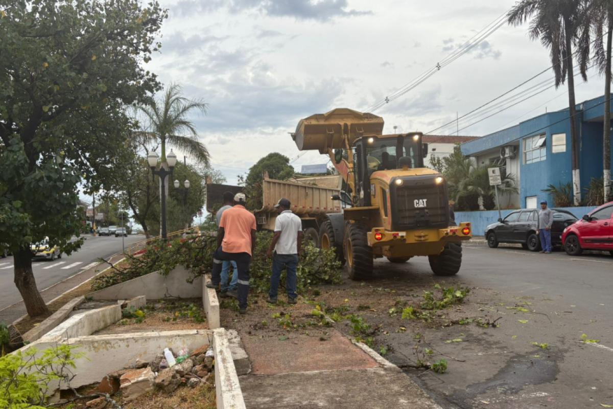 Temporal de segunda-feira (22) provocou quedas de árvores, destelhamentos e danos em prédios públicos de Monte Mor; atendimento odontológico foi suspenso.