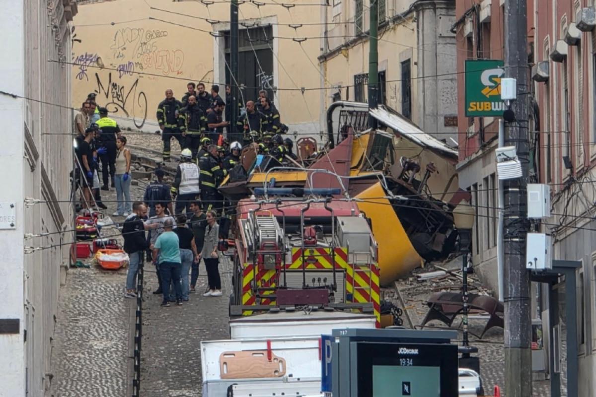 O histórico transporte, que conecta a Praça dos Restauradores ao bairro do Príncipe Real, descarrilou em circunstâncias ainda não esclarecidas. 