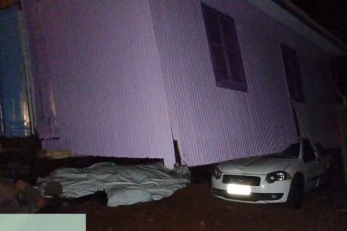Casa de madeira foi parar em cima de um carro durante temporal em SC