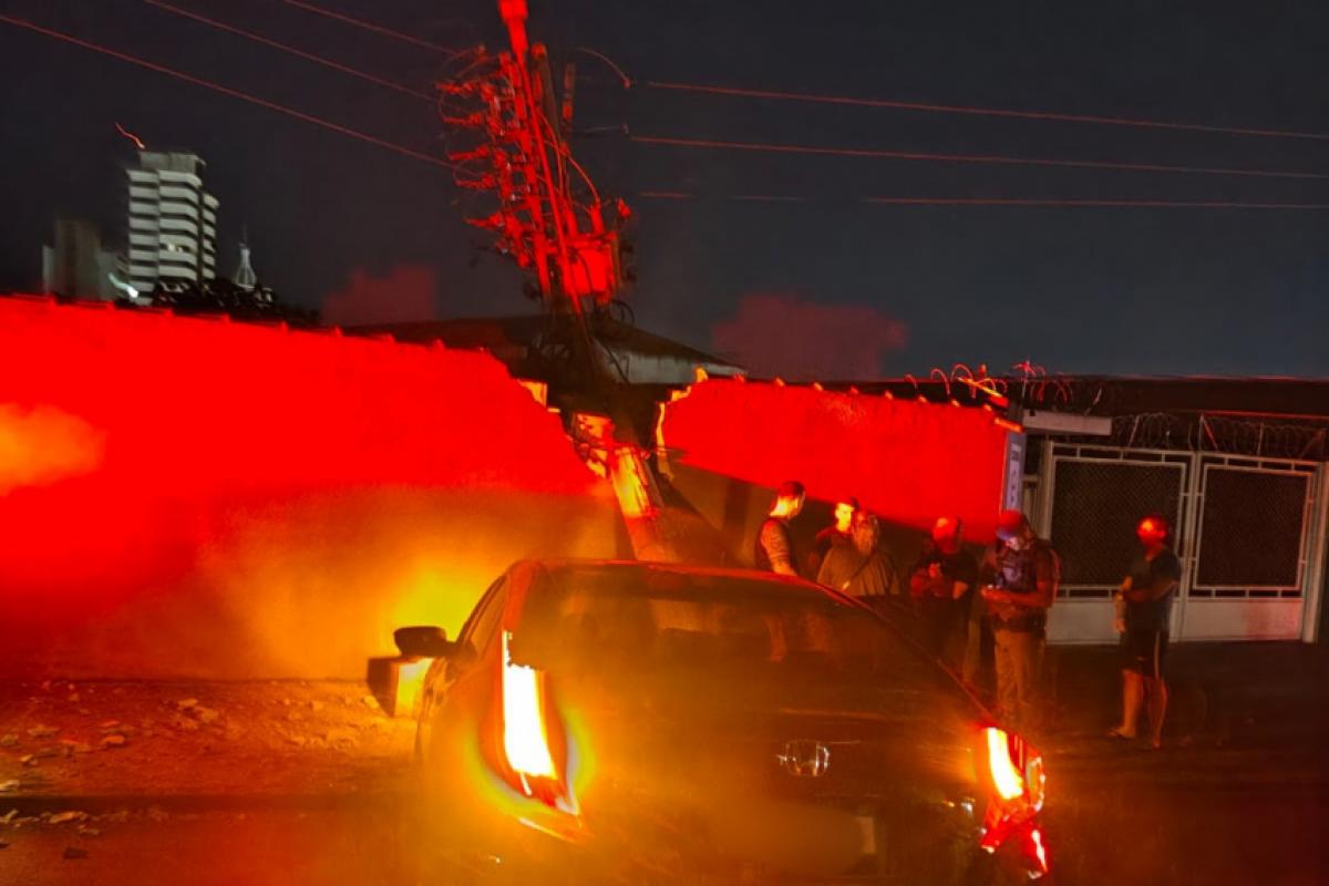 O carro bateu com violência no poste, que caiu e rasgou parte do muro na avenida Luciano Guidotti.