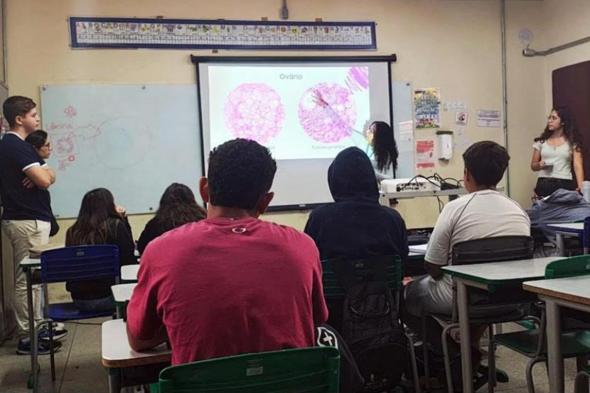 Graduandos e pós-graduandos da USP trabalham conteúdos de ciências com estudantes da rede pública municipal de Bauru