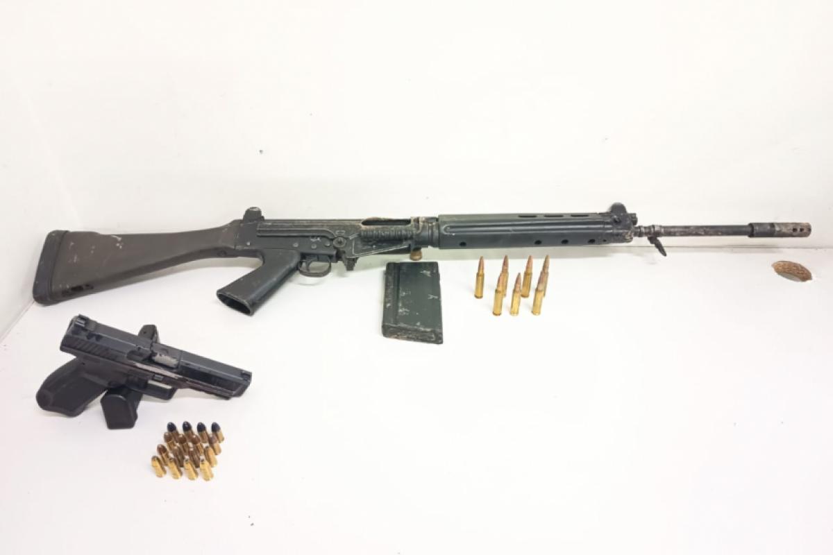 Após o confronto fatal, as armas do homem foram apreendidas 