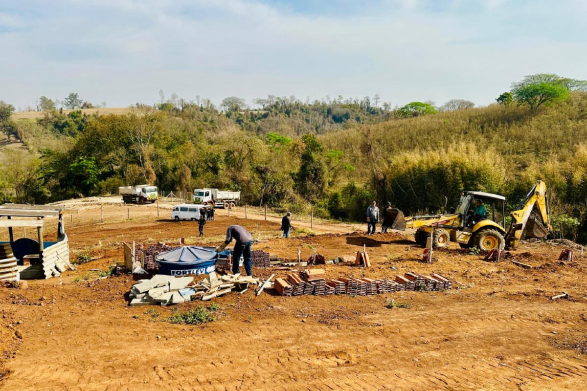 A força-tarefa iniciou a demolição de estruturas em áreas nos bairros Godinhos e Mário Dedini