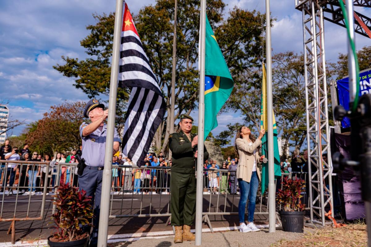 Prefeita Suéllen Rosim participou da solenidade de hasteamento das bandeiras ao lado de autoridades militares