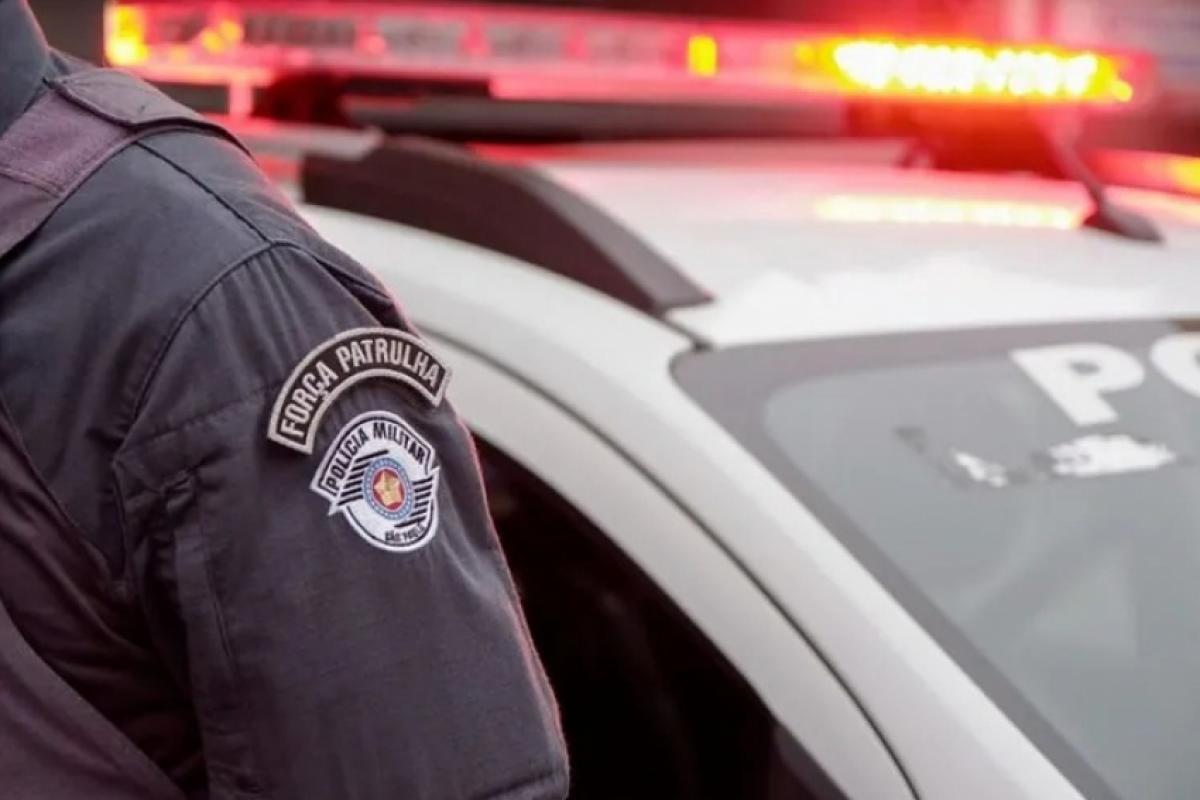 Caso foi registrado na Delegacia de Defesa da Mulher; agressor segue preso à disposição da Justiça