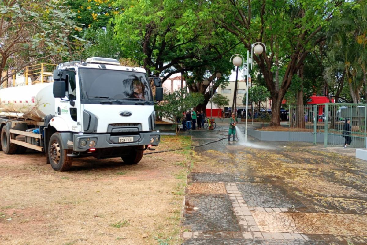 Caminhões-pipa captam água de reúso da Lagoa da Quinta da Bela Olinda