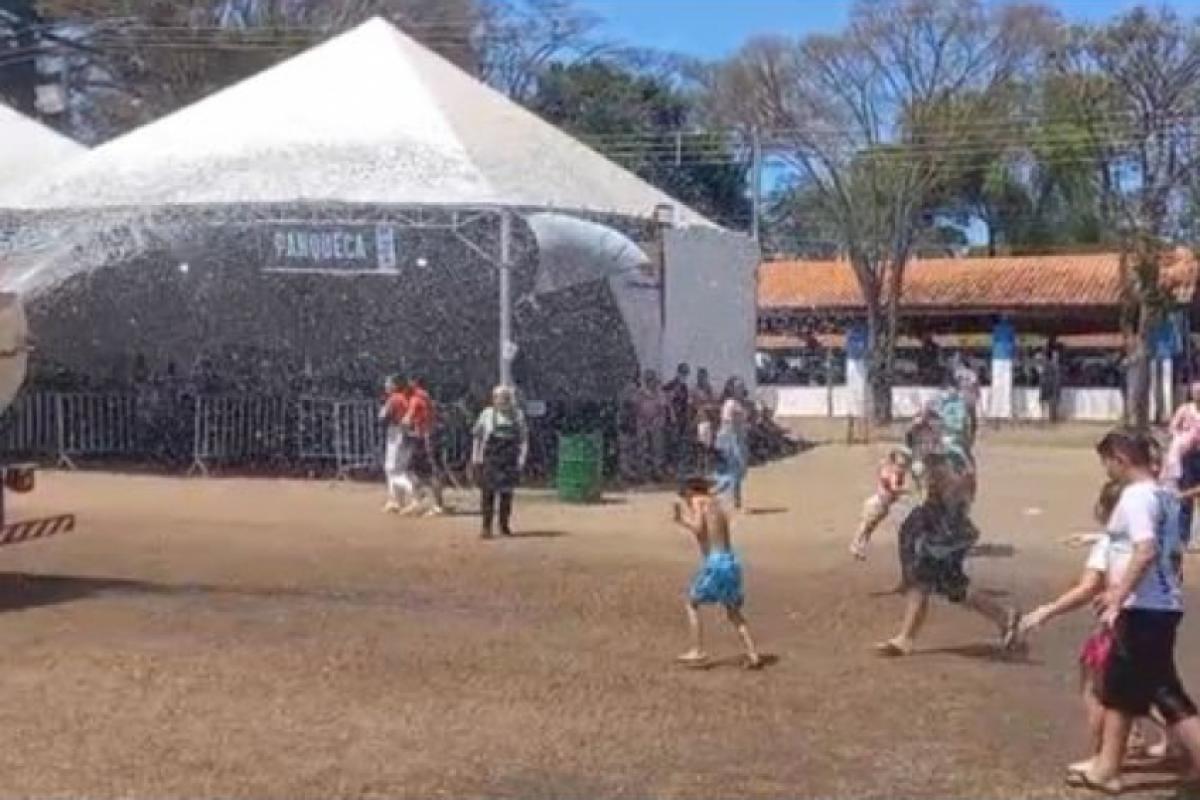 Caminhão-pipa refrescando os participantes do Hallel Franca