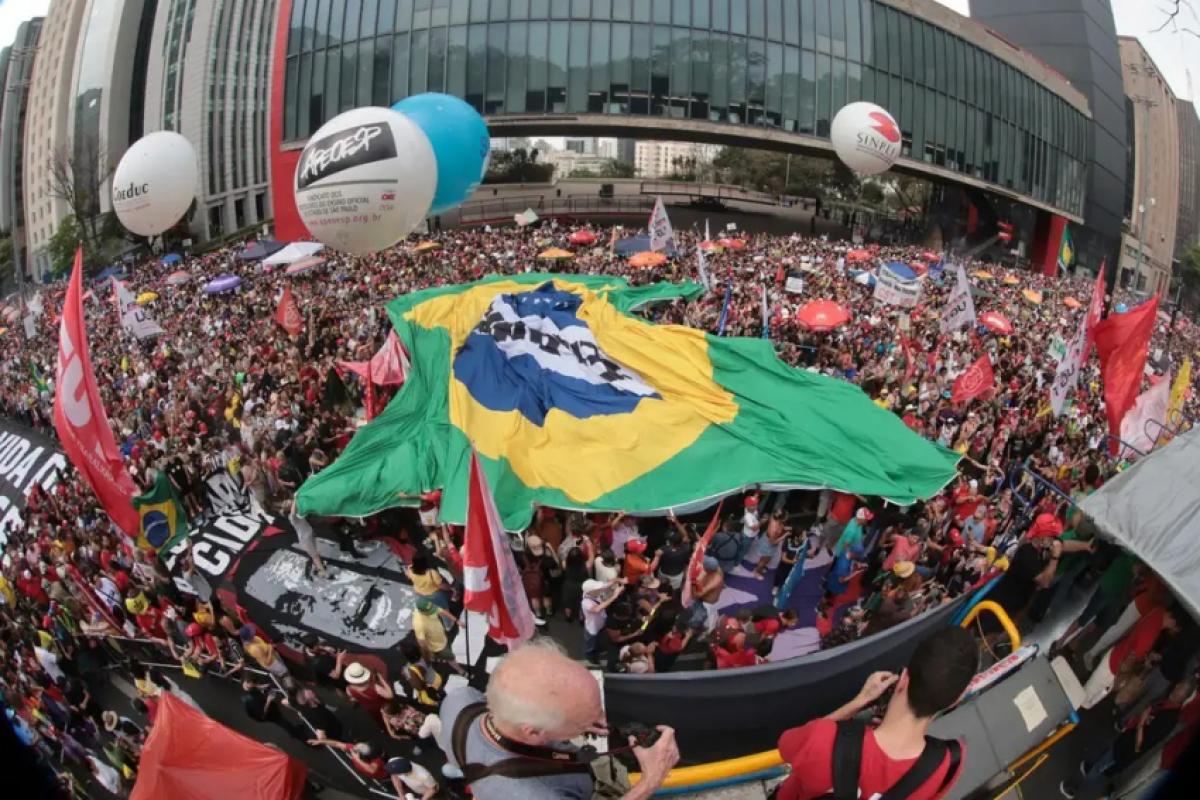 No protesto deste domingo, a bandeira foi a do Brasil