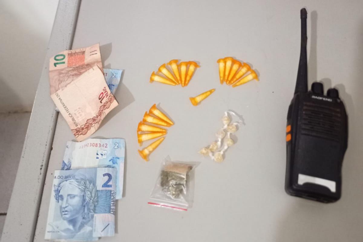 Porções de drogas e rádio transmissor apreendido com jovem de 21 anos