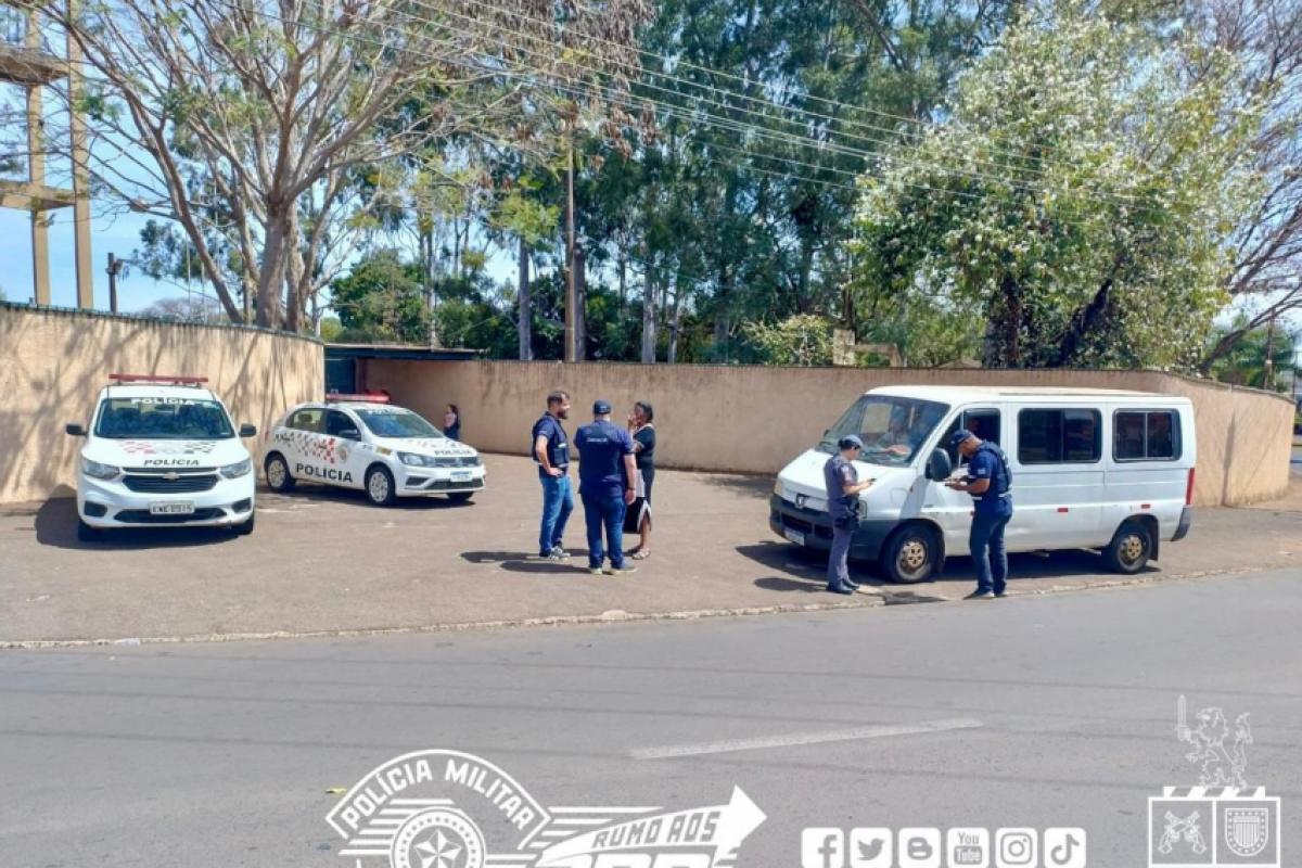 No total, 15 veículos foram fiscalizados, sendo 13 vans escolares, um micro-ônibus e um ônibus