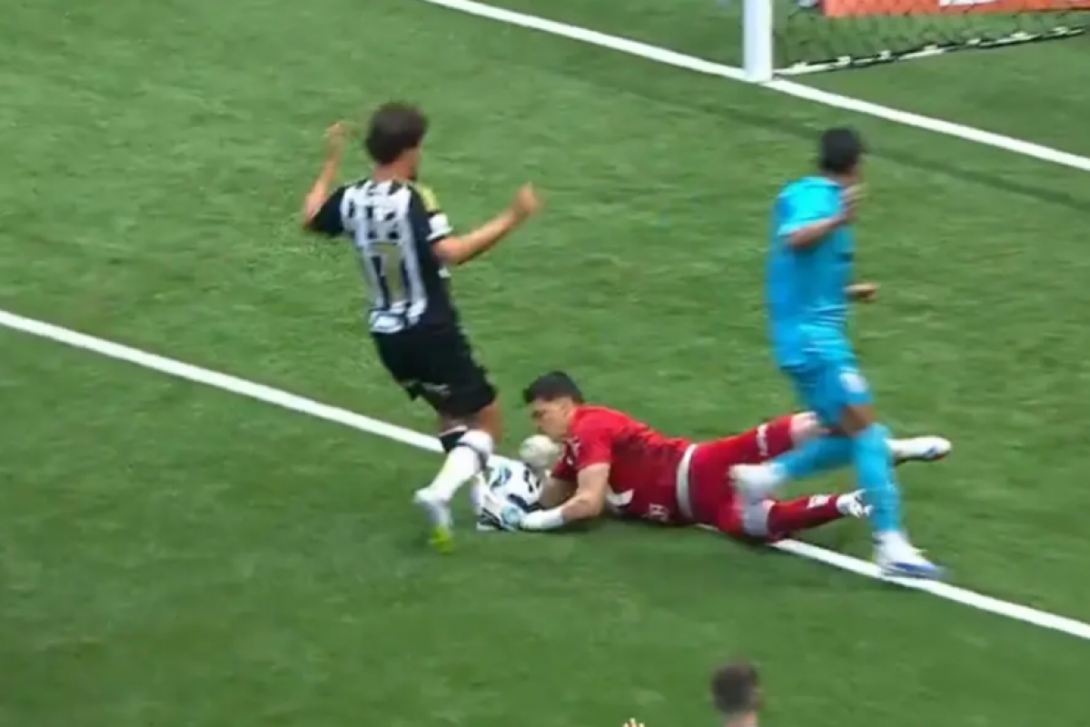 Goleiro Gabriel Brazão sofreu um lance perigoso na cabeça e precisou ser retirado de ambulância