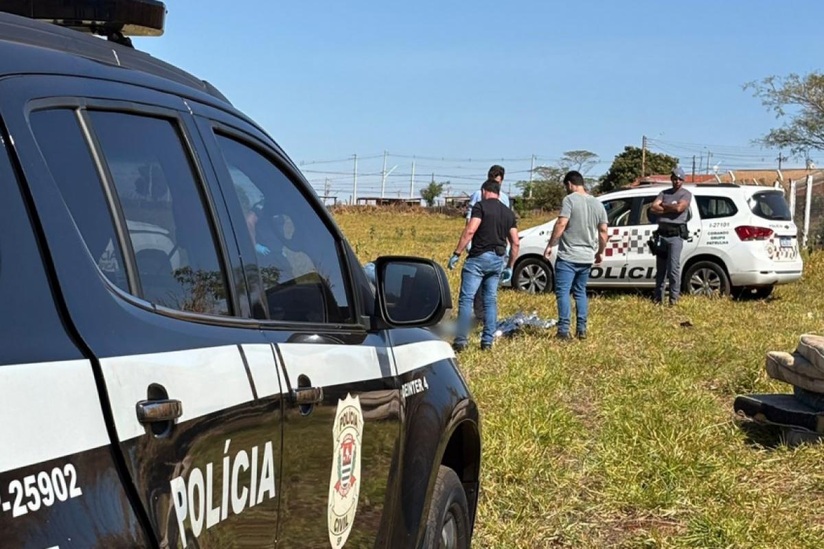 Corpo de D.S.R., de 34 anos, estava em uma área de mato na rua Francisco Pereira, no Jardim Pires de Campos