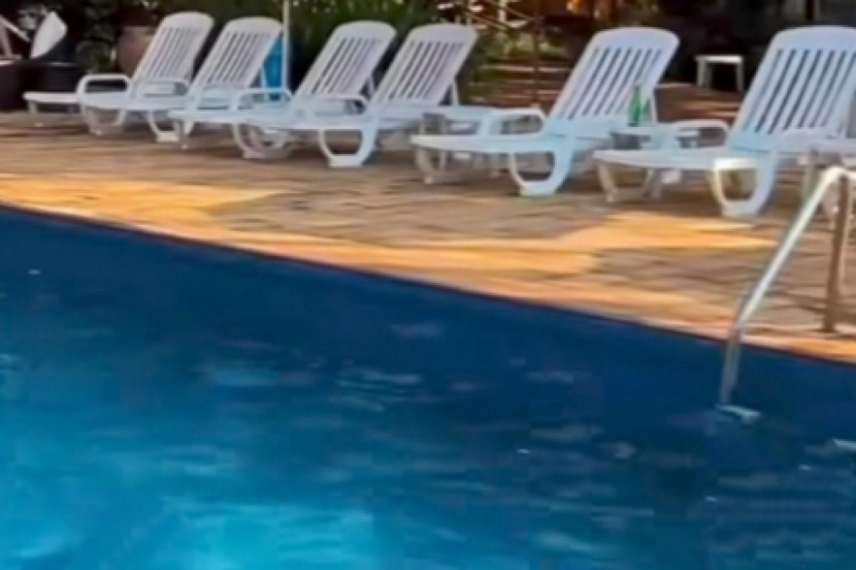 Após ser agredida, a mulher fugiu do quarto com a filha no colo e pediu socorro na recepção. 