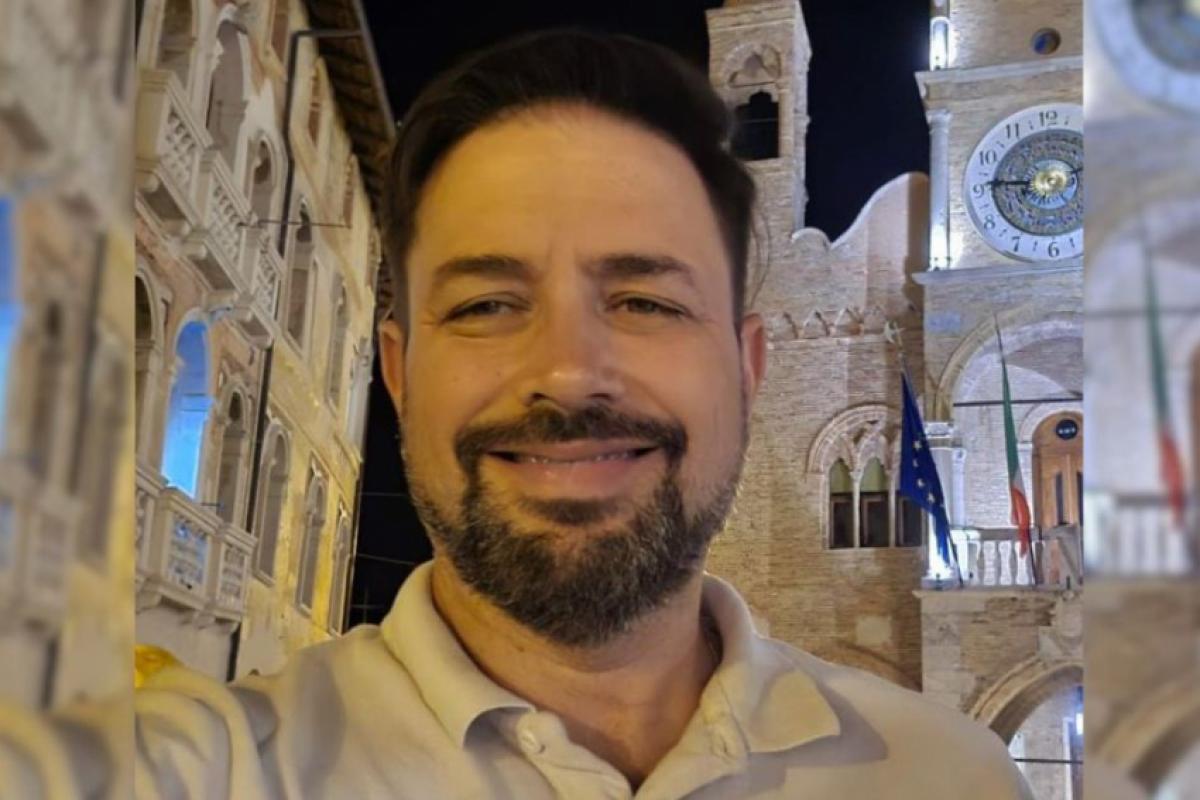 Proprietário do Jack Music Pub se muda para a Itália para reconstruir a história da família, cujas origens remontam à nobreza europeia