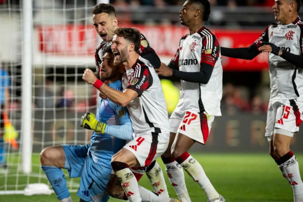 Rossi brilhou ao defender duas cobranças e se redimir após falhar no gol do Estudiantes, no tempo normal