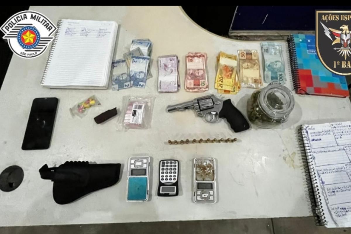 Homem foi preso em Barão Geraldo com arma, drogas, dinheiro e motocicleta furtada; ocorrência foi registrada na 2ª Seccional de Campinas.