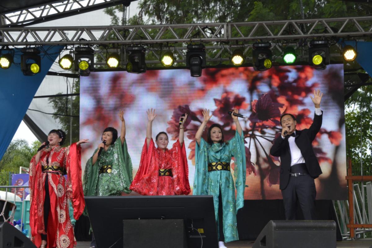 No palco da Festa da Primavera, o Grupo Todos Nós leva alegria e interação com performances de música e dança.