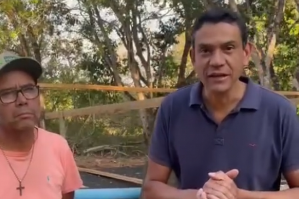 Prefeito Elson Gomes juntamente com seu chefe de gabinete durante anuncio de racionamento