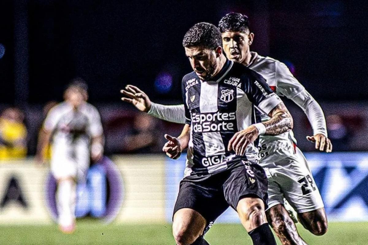 Lance da partida entre Ceará e São Paulo