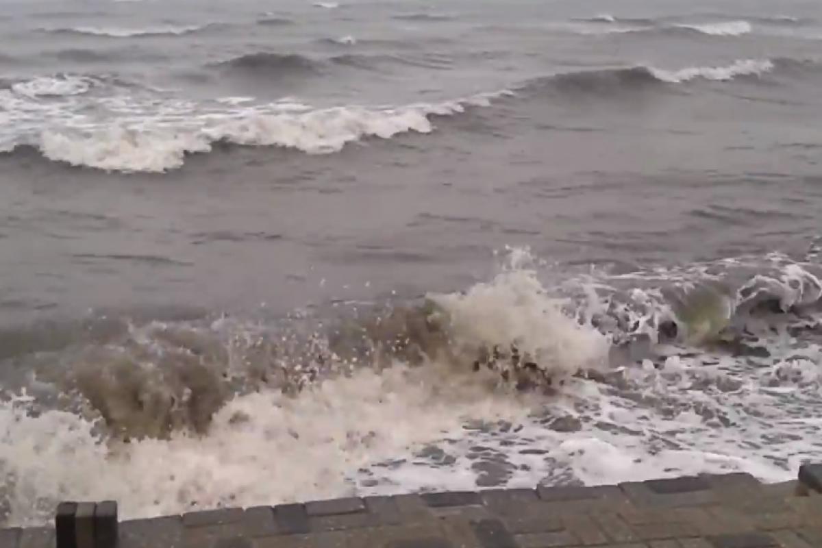 Passagem de frente fria pode causar ondas de até 2,5 metros em Ilhabela