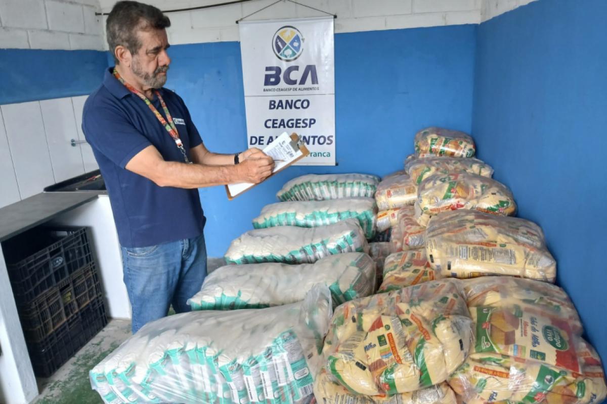 Gerente da Ceagesp Franca, Giovanni Dominici, durante o recebimento dos alimentos