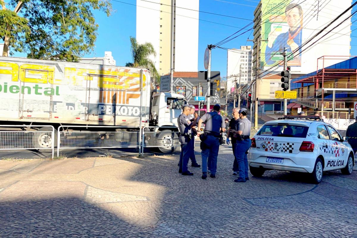 O motorista do carro 'meteu bala' no caminhão, no centro de Piracicaba. 