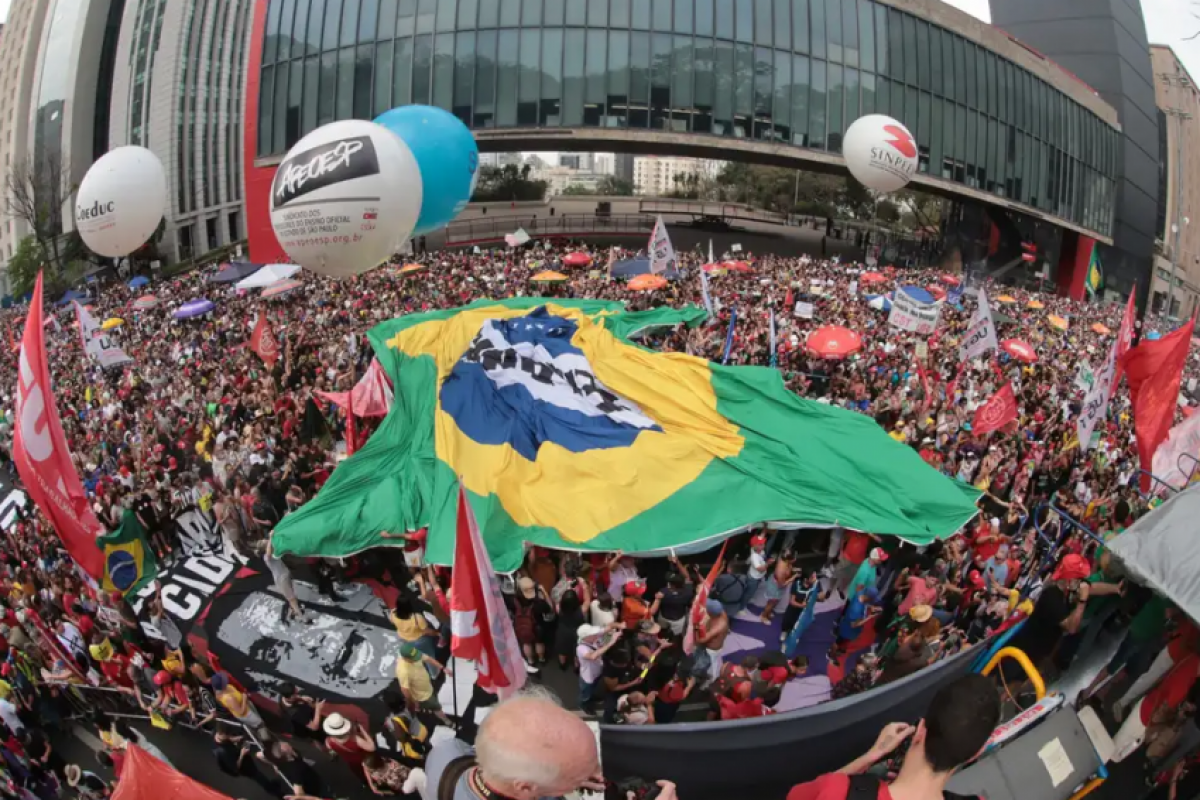 Protesto na Avenida Paulista reuniu cerca de 42 mil pessoas contra a PEC da Blindagem.