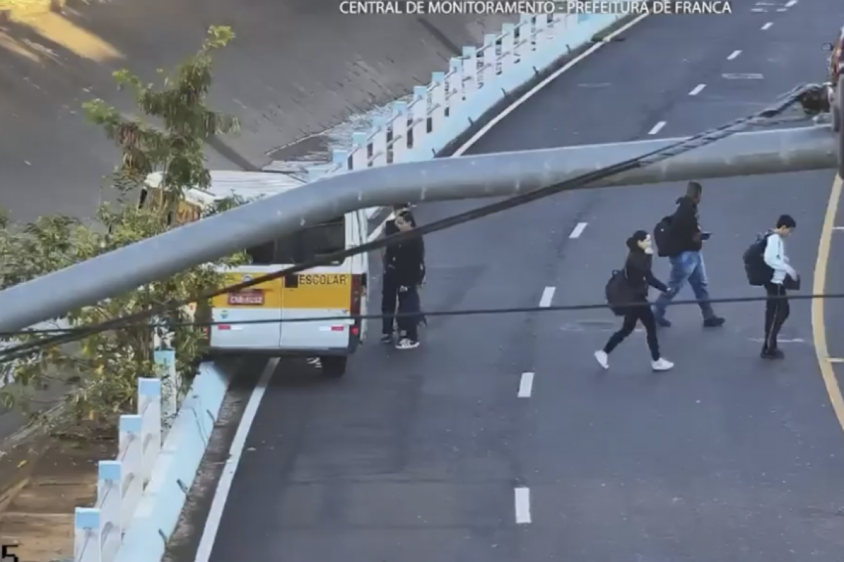 Van após bater na proteção do córrego dos Bagres, em Franca