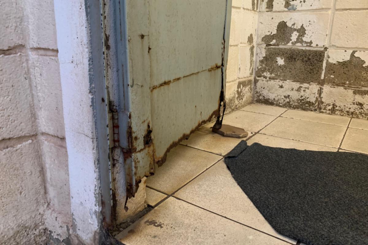 Moradores relatam que o acúmulo de resíduos ocorre com frequência e que a situação se agravou nas últimas semanas