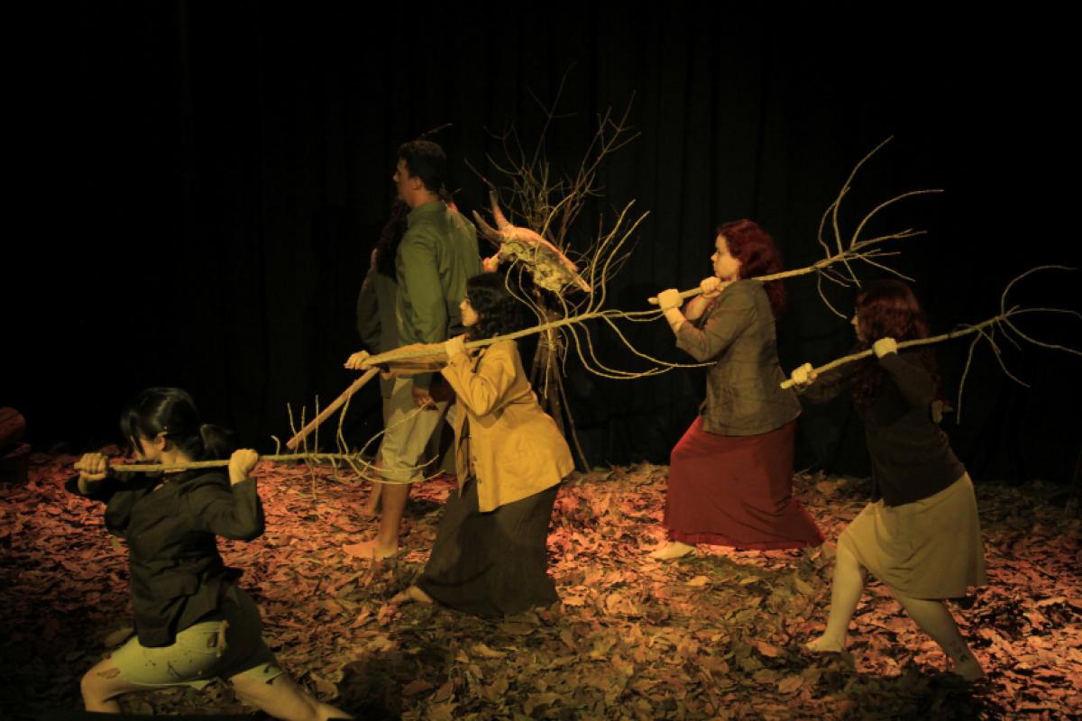 Alunos do curso Técnico em Teatro do Senac Franca apresentam o espetáculo “Bravio Guará”, que mistura dança, teatro físico e narrativas sobre o feminino